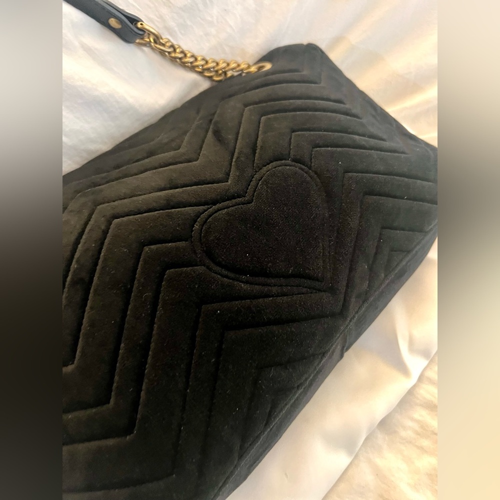 👑✅PRICE FIRM✅ Beautiful Black and Gold Fashion Velour Shoulder Bag - Picture 6 of 17